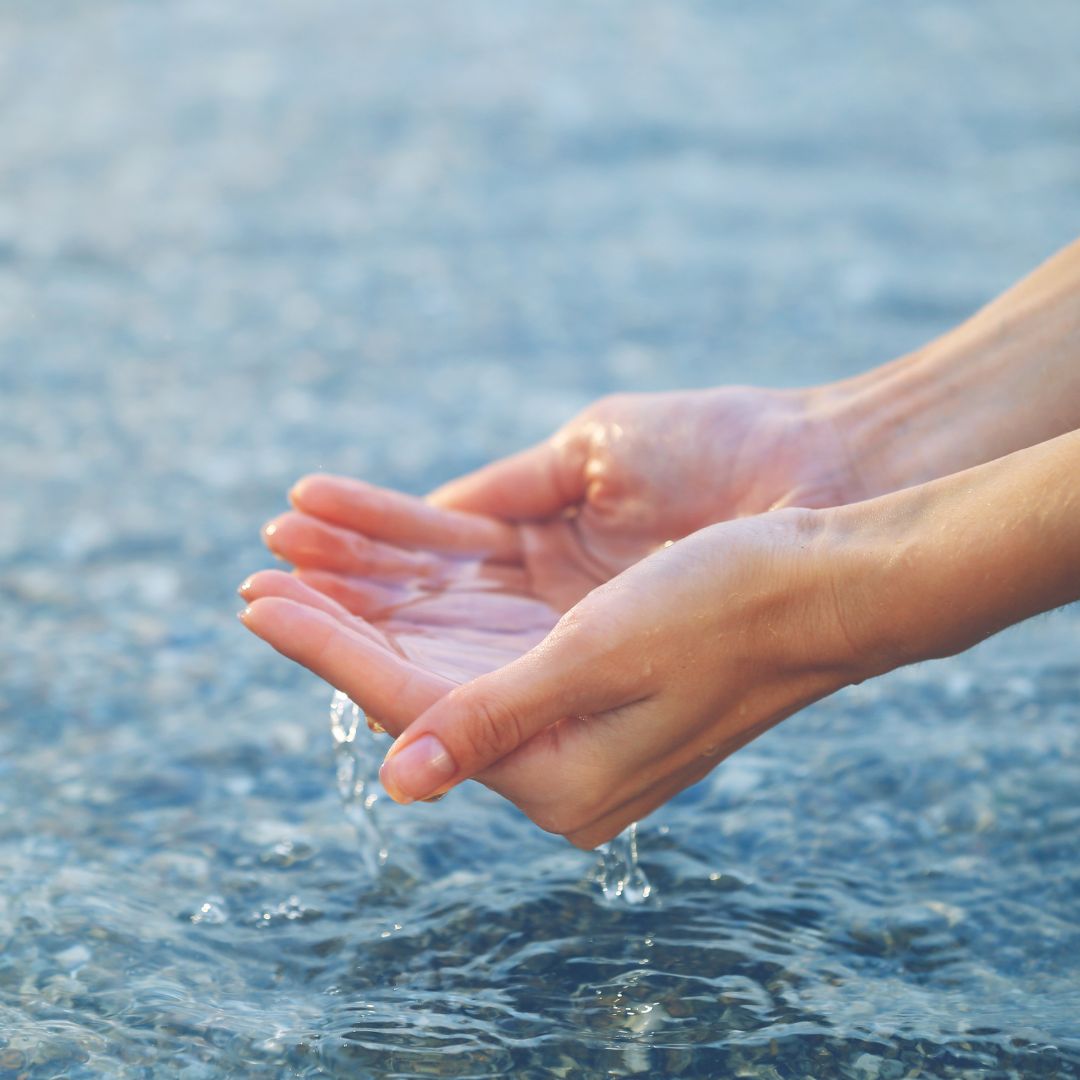 Hand im Wasser