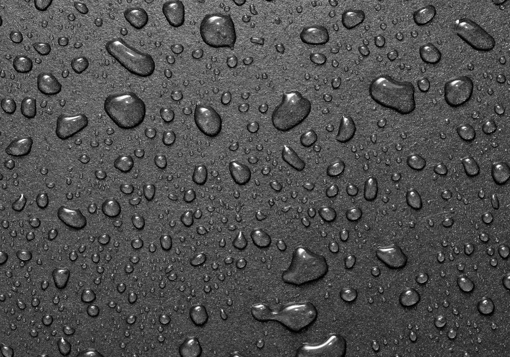 Wassertropfen auf schwarzer Oberfläche