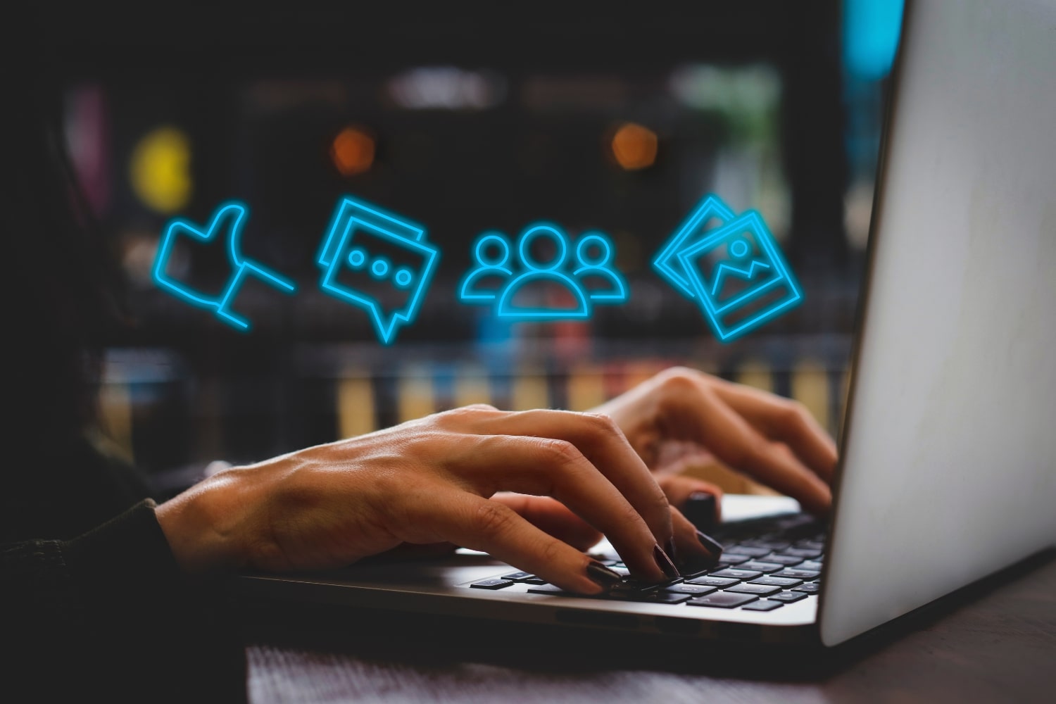 Hand auf Laptop mit Social Media Icons